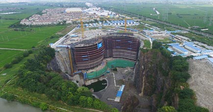 上海に建設中の「深坑ホテル」を空撮
