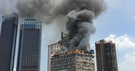 南昌市の共同住宅、屋上の違法建築物から出火