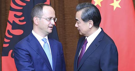 王毅外交部長、北京でアルバニア外相と会談