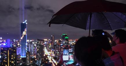 タイで最も高いビルが竣工　光のショーを開催