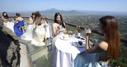 湖南省にガラス橋レストランがオープン　断崖でワインに舌鼓