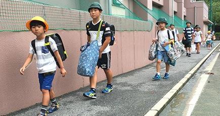 東京の小学校、新学期が始まる