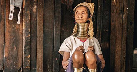 ミャンマーの首長族、長いほど美しい