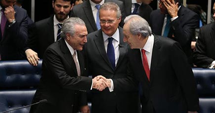ルセフ氏が大統領を罷免され、テルメ氏がブラジル大統領に就く