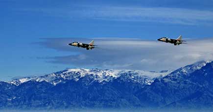 空軍の精鋭部隊「天山雄鷹」、天山を飛び越える