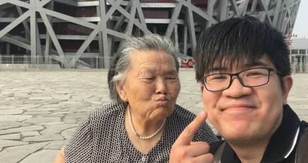 90年代生まれ男性、78歳の祖母を車椅子に乗せて北京観光