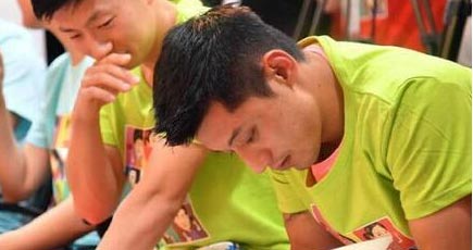 中国卓球代表の北京交歓会　張継科選手が詩集を読む