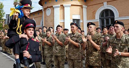 ウクライナ　子どもが軍官学校の学生を検閲