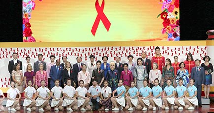 彭麗媛氏が20カ国・地域グループ外側代表団長の夫人らと「エイズ予防治療宣伝のキャンパスめぐり―浙江大学に入る」活動に共同出席
