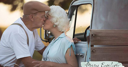 米国の年を取った夫婦、ロマンチックな写真を撮り