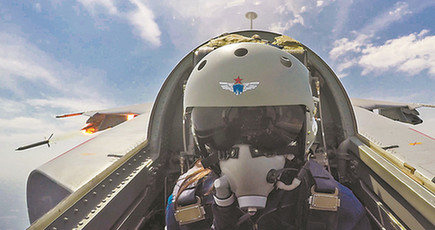 戦闘機女性パイロット、狙いを定めてミサイル発射