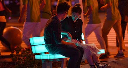 「光るベンチ」新設　夜の街を美しくライトアップ　遼寧省