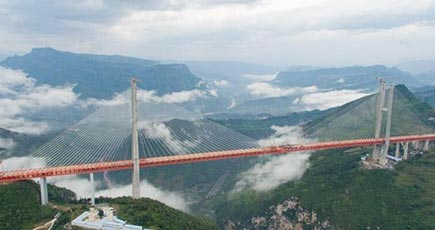 世界一高い橋の接合完了　高さ565メートル