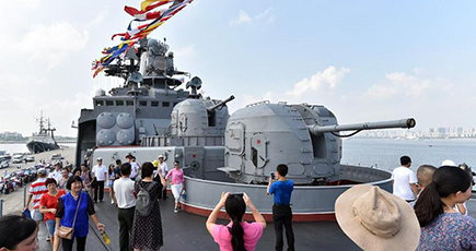 中ロの艦艇が湛江で公開、市民が大行列を作る