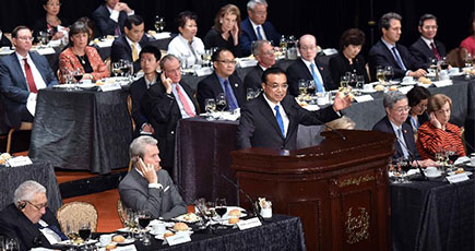 李克強総理はニューヨーク経済クラブが行う歓迎宴会に出席し、挨拶を述べ、質問に答え