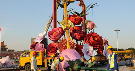 天安門広場で国慶節の巨大花かごの設置が始まる