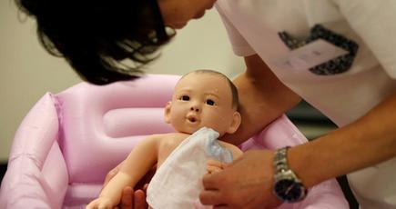日本で「専業主夫」が増加　男性が育児を学ぶ