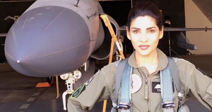 パキスタンの女性パイロット、中国製戦闘機を操縦
