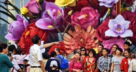 北京、花で長安街を飾り