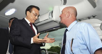 李克強総理、キューバで中国製バス試乗