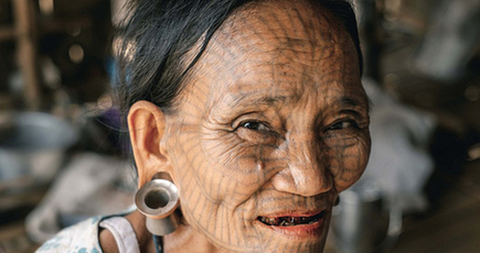 ミャンマー部落の女性 顔面刺青は成人のシンボル