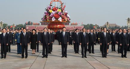 烈士記念日に敬意を込めて人民英雄に花かごを献げる儀式は北京で盛大に行われ