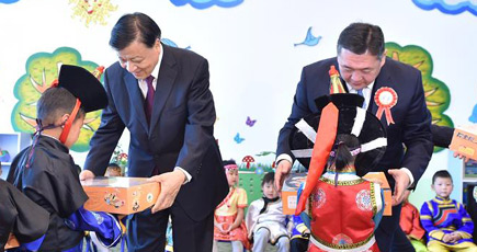 劉雲山氏が中国側の援助で建設された幼稚園のオープン式典に出席