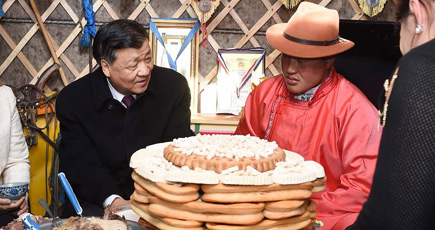 劉雲山氏がモンゴル国の牧畜民世帯を訪問