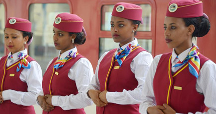 中国人の先生に接客マナーを学ぶアフリカの鉄道乗務員