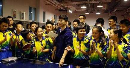 卓球五輪金メダリストの馬龍、中学校で技術を伝授