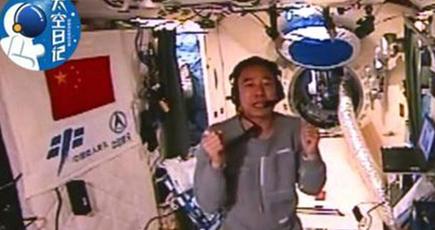 特殊実験服姿の新華社宇宙特約記者、中国内外の子どもたちに挨拶