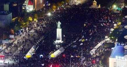 韓国は万人民衆が集会し、パク・クネ大統領の退陣を要求