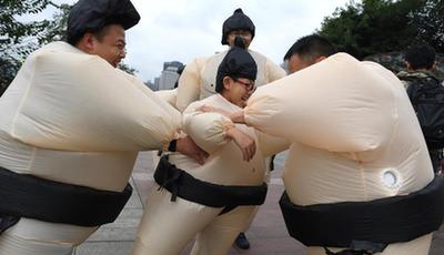 重慶市で「面白相撲大会」開催　若者がストレス発散