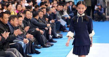 北京で小中学生の制服ショー　新制服70点が登場