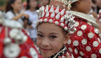 貴州 黄平で苗族の芦笙の会　銀色に輝く衣装が壮観