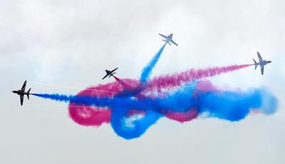 イギリス空軍のアクロバット飛行チーム「レッドアローズ」が飛行パフォーマンスを披露