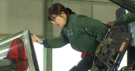 日本の女性防衛相、英タイフーン戦闘機に乗り込む