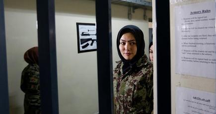 ヘルメットに戦闘靴　アフガン女性兵士の訓練姿が凛々しい