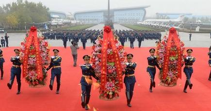 中国空軍、英雄記念壁献花式典を挙行