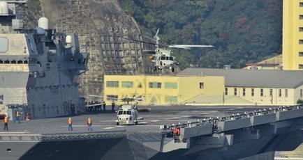 日本最新の準空母、甲板にヘリが並ぶ