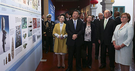 習近平主席と彭麗媛夫人はペルー大統領のクチンスキ夫婦と共に中国ラテンアメリカ文化交流年の閉幕式に出席し、「天涯も比隣の若しー華夏至宝展」を見物