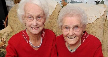 英双子姉妹、100歳の誕生日を迎える
