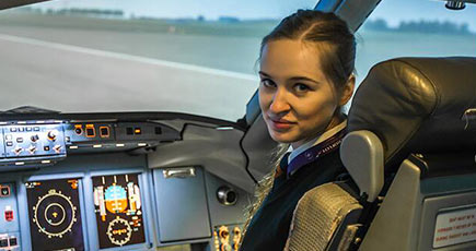 23歳のロシア美女、最年少の女性パイロットに