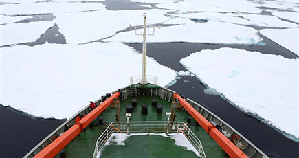 南極の氷原、砕氷と道の模索