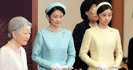 日本皇室「ビジュアル担当」佳子さま、花柄ワンピで晩餐会に出席