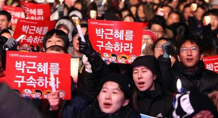 韓国民衆、再び集会を行い、朴槿恵大統領の退陣を要求