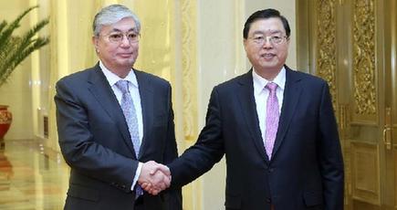 張徳江氏はカザフスタンのトカエフ上院議長と会談を行い