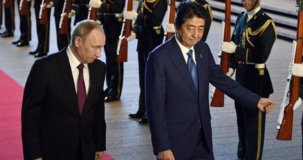 日本の安倍晋三首相は儀式を行い、ロシアのプーチン大統領を歓迎