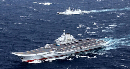 2017年の初の日、遼寧艦は殲15戦闘機数機を携えて南中国海で訓練