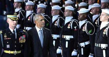 米国軍、オバマ大統領に歓送の儀式を行う